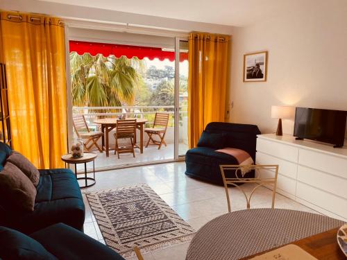 un salon avec un canapé et une télévision dans l'établissement MON2-Studio spacieux Cannes centre, à Cannes