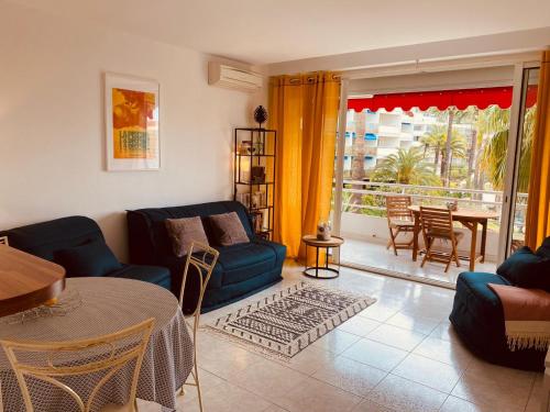 un salon avec un canapé et une table dans l'établissement MON2-Studio spacieux Cannes centre, à Cannes