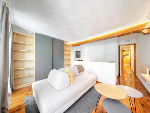 sala de estar con sofá blanco y mesa en Apartamento Mercaderes, en Pamplona