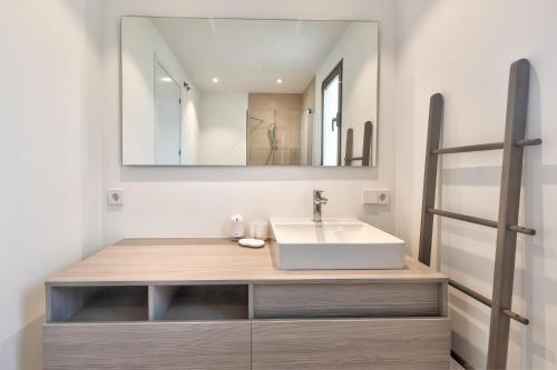 a bathroom with a sink and a mirror at Jardines - Adama 01 VISTA PISCINA & JARDIN 2B in Palm-mar