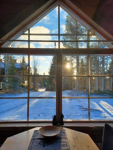 a large window with a view of a snow covered yard at Rukan Kelostar in Kuusamo