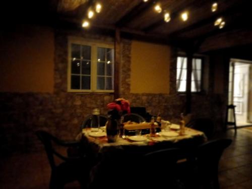 a table in a room with a table with a tableablish at Grande Maison Rurale in Tuineje