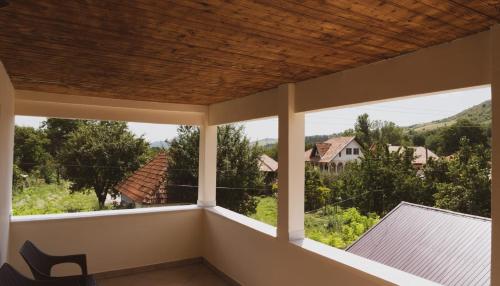 una vista desde el balcón de una casa en Casa de la Chiojdu, 