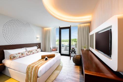 TV a/nebo společenská místnost v ubytování The Retreat Palm Dubai MGallery by Sofitel