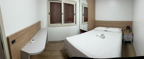 Un pat sau paturi într-o cameră la Apartamento da Rua Coberta