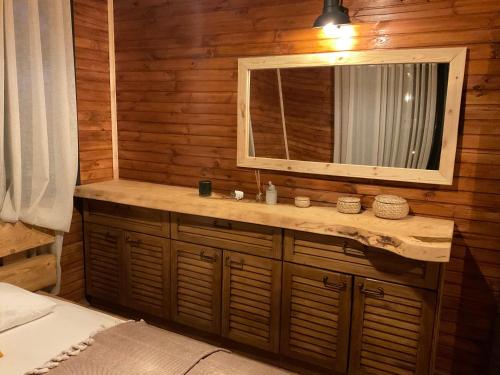 bagno con lavandino e specchio di Panurla Wooden House havuz & sauna kırmızı a Urla