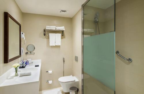 Bilik mandi di Best Western Plus Al Qurayyat City Center