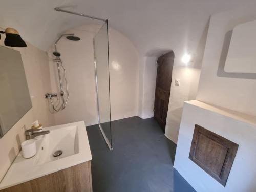 baño blanco con ducha y lavamanos en Gîte "La Cachette"- Mirmande -, en Mirmande