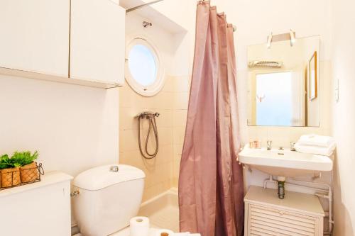 La salle de bains est pourvue de toilettes et d'un lavabo. dans l'établissement MAIOUN Villefranche-sur-Mer AP4121, à Villefranche-sur-Mer