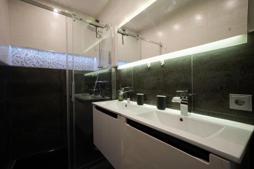 2-room apartment on the first floor with designer renovation. Exit to the courtyard. 15 minutes to Schloss Schönbrunn