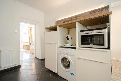 2-room apartment on the first floor with designer renovation. Exit to the courtyard. 15 minutes to Schloss Schönbrunn
