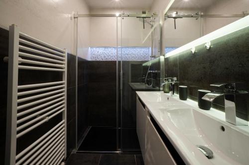 2-room apartment on the first floor with designer renovation. Exit to the courtyard. 15 minutes to Schloss Schönbrunn