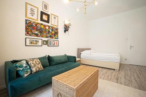 2-room apartment on the first floor with designer renovation. Exit to the courtyard. 15 minutes to Schloss Schönbrunn