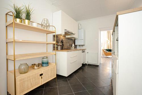 2-room apartment on the first floor with designer renovation. Exit to the courtyard. 15 minutes to Schloss Schönbrunn