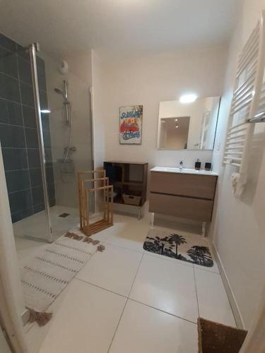 une salle de bain avec douche et lavabo dans l'établissement Dune Blanche 300 m de l'Océan, appartement neuf 6 personnes, à Seignosse