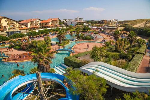 an amusement park with a water slide and a water park at Dune Blanche 300 m de l'Océan, appartement neuf 6 personnes in Seignosse