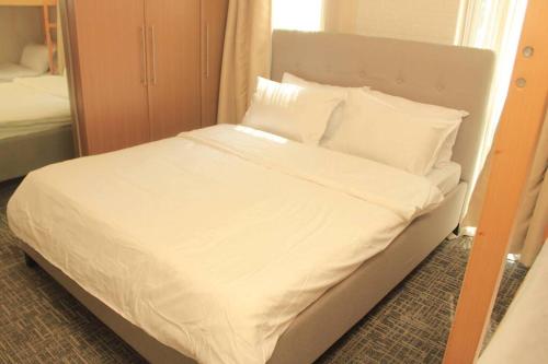 A2J Luxury 1BR Balcony Suite Near Venice Mall BGC