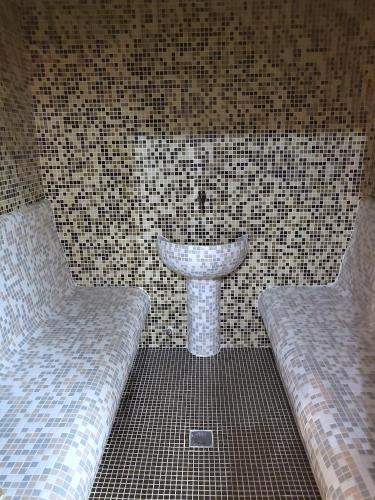 Bilik mandi di Hotel Central Club Sofia