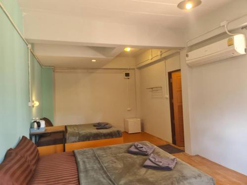 拜縣的住宿－Sleep Pai Bed & Breakfast，一间带两张床的卧室和一间带加热器的房间