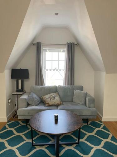 uma sala de estar com um sofá e uma mesa de centro em Lovely 2-bed flat with well equipped kitchen em Ealing
