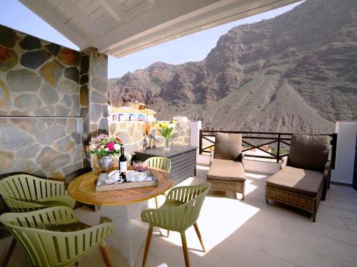balcón con mesa, sillas y montaña en La Gomera Deluxe LOFT (1-3 Pers.) mit toller Aussicht, en Calera