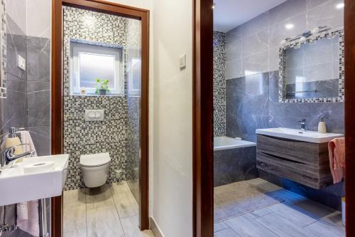 ein Badezimmer mit Toilette, Waschbecken und Badewanne in der Unterkunft DAGON 2 in Crikvenica
