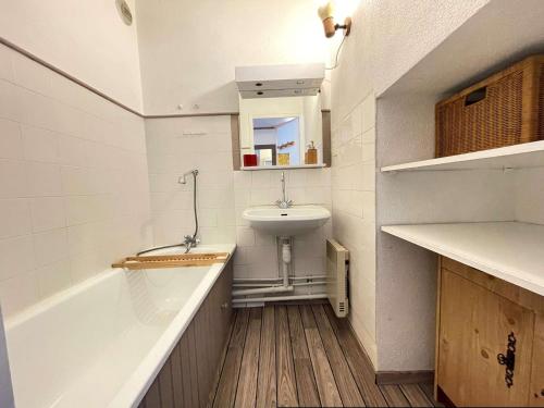 une salle de bain avec un lavabo et une baignoire dans l'établissement Charmant 2 pièces cabine, balcon, parking, navette, wifi gratuit, proche commerces et pistes, 4 pers - FR-1-525-242, à Saint-Étienne-en-Dévoluy