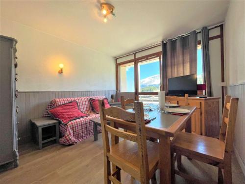 - un salon avec une table à manger et un canapé dans l'établissement Charmant 2 pièces cabine, balcon, parking, navette, wifi gratuit, proche commerces et pistes, 4 pers - FR-1-525-242, à Saint-Étienne-en-Dévoluy