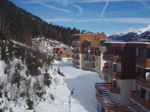 Vue aride des bâtiments dans la neige sur une montagne dans l'établissement Appartement Le Pleynet, 1 pièce, 3 personnes - FR-1-557A-51, à La Ferrière