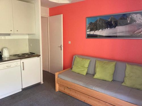 un salon avec un canapé et une cuisine dans l'établissement Le Pleynet: 2P Cabine, 30m², 6 pers, à 300m des pistes, balcon, ascenseur - FR-1-557A-49, à La Ferrière