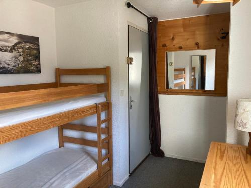 Posteľ alebo postele v izbe v ubytovaní Le Pleynet: 2P Cabine, 30m², 6 pers, à 300m des pistes, balcon, ascenseur - FR-1-557A-49