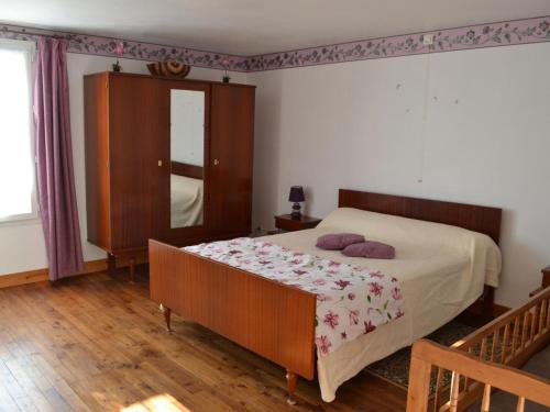 1 dormitorio con cama, tocador y espejo en Gîte Val-de-Bonnieure, 4 pièces, 6 personnes - FR-1-653-26 