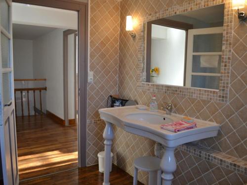 y baño con lavabo y espejo. en Gîte Val-de-Bonnieure, 4 pièces, 6 personnes - FR-1-653-26 