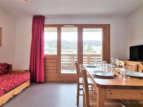 une salle à manger avec une table et une chambre avec un lit dans l'établissement Appartement 2 pièces, 4 pers, proche télésiège et pistes - FR-1-525-250, à Saint-Étienne-en-Dévoluy