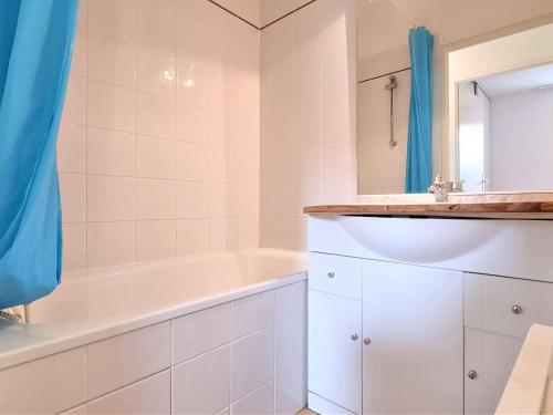 une salle de bain blanche avec une baignoire et un lavabo dans l'établissement Appartement 2 pièces, 4 pers, proche télésiège et pistes - FR-1-525-250, à Saint-Étienne-en-Dévoluy