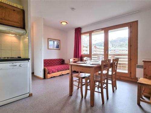 une cuisine et une salle à manger avec une table et des chaises dans l'établissement Appartement 2 pièces, 4 pers, proche télésiège et pistes - FR-1-525-250, à Saint-Étienne-en-Dévoluy