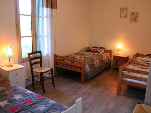 1 dormitorio con 2 camas, 2 sillas y 2 lámparas en Gîte Montmoreau, 3 pièces, 5 personnes - FR-1-653-74, en Montmoreau
