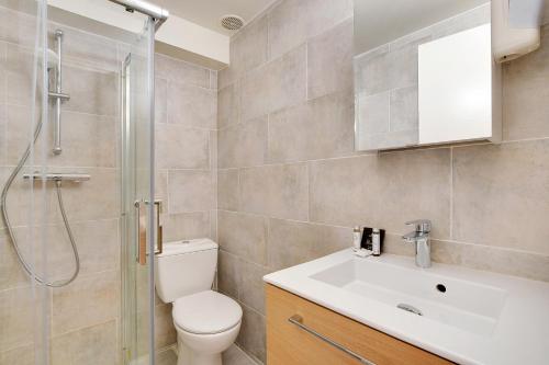 une salle de bain avec une douche, des toilettes et un lavabo dans l'établissement Studio in the heart of the Marais !, à Paris