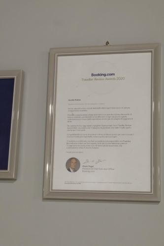 Loft Penelopeに飾ってある許可証、賞状、看板またはその他の書類