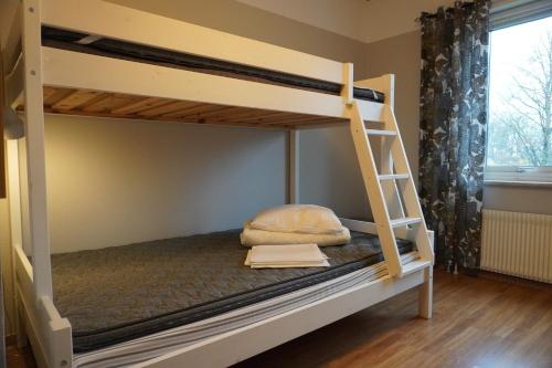 a bunk bed in a room with a bunk bedutenewayewayangering at Nygården Stjärnholm in Nyköping