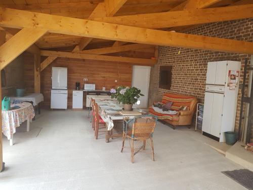 cocina con mesa larga y sillas en una habitación en CHAMBRE PRIVÉE à LA FERME, 