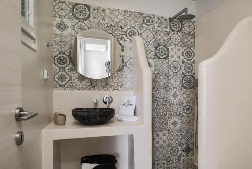 Bilik mandi di Naxos Skyline Luxury Villas