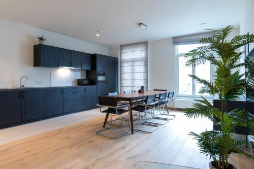 a kitchen and dining room with a table and chairs at Smartflats - Rogier Brussels in Brussels