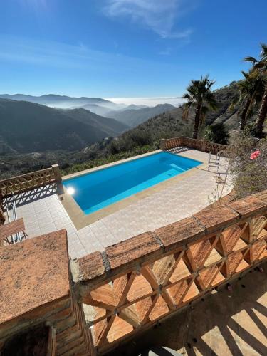 una piscina con vistas a las montañas en Casa del Limon en Canillas de Aceituno