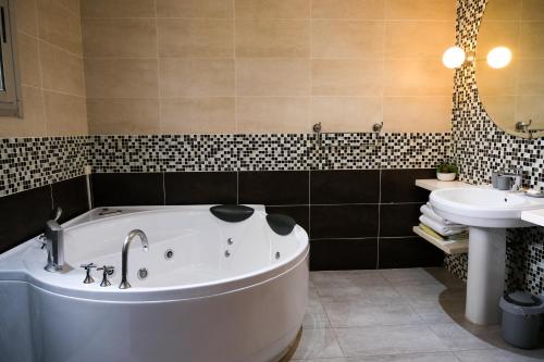 La salle de bains est pourvue d'une baignoire et d'un lavabo. dans l'établissement Villa Ayaba, à Abidjan
