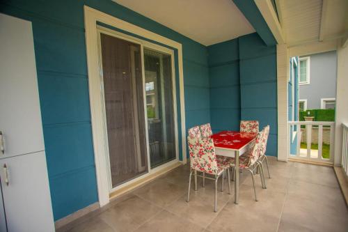 ein Esszimmer mit einem roten Tisch und Stühlen in der Unterkunft Antonelya Home in Sapanca