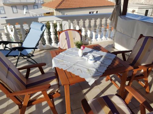 een tafel en stoelen op een balkon met een tafel en stoelen bij Studio apartman in Jezera