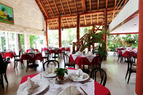 Un restaurante u otro lugar para comer en Hotel Plaza Caribe