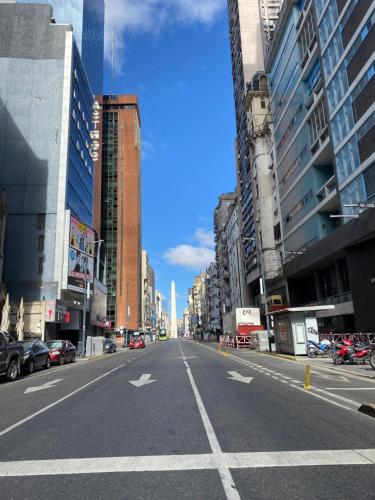una calle vacía en una ciudad con edificios altos en Altos Apartment Maipu en Buenos Aires