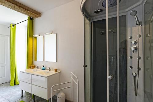 ein Bad mit einer Dusche und einem Waschbecken in der Unterkunft LA MARSEILLAISE 15 PERS PISCINE in Étais-la-Sauvin